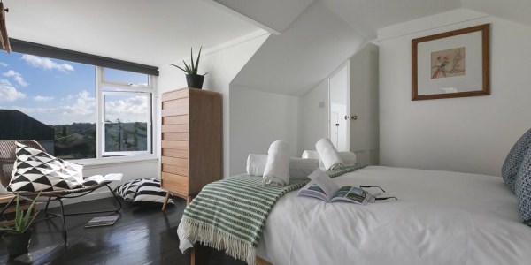 Luxury-cottage-st-ives-stones-reef-bedroom-00