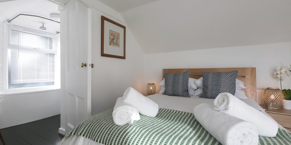 Luxury-cottage-st-ives-stones-reef-bedroom-01